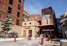 LÍDERES COMUNITARIOS EXIGEN: CONVERTIR HUMBOLDT PARK HEALTH CENTRO DE VACUNACIÓN